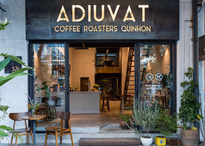 Adiuvat Coffee Roasters Quy Nhon mang phong cách trang trí hiện đại, có nhiều góc chụp đẹp
