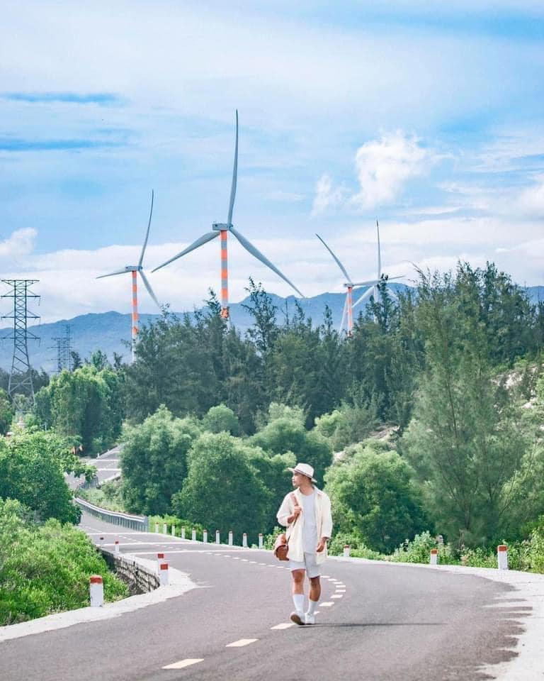 Check in backround châu Âu ở cánh đồng quạt gió Phương Mai