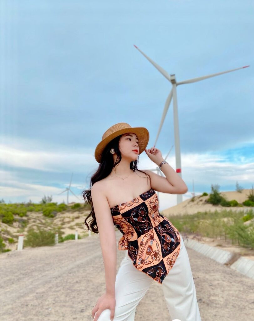 Check in đứng hoặc ngồi tự nhiên, mắt nhìn về phía biển hoặc núi, tay đưa nhẹ theo làn gió