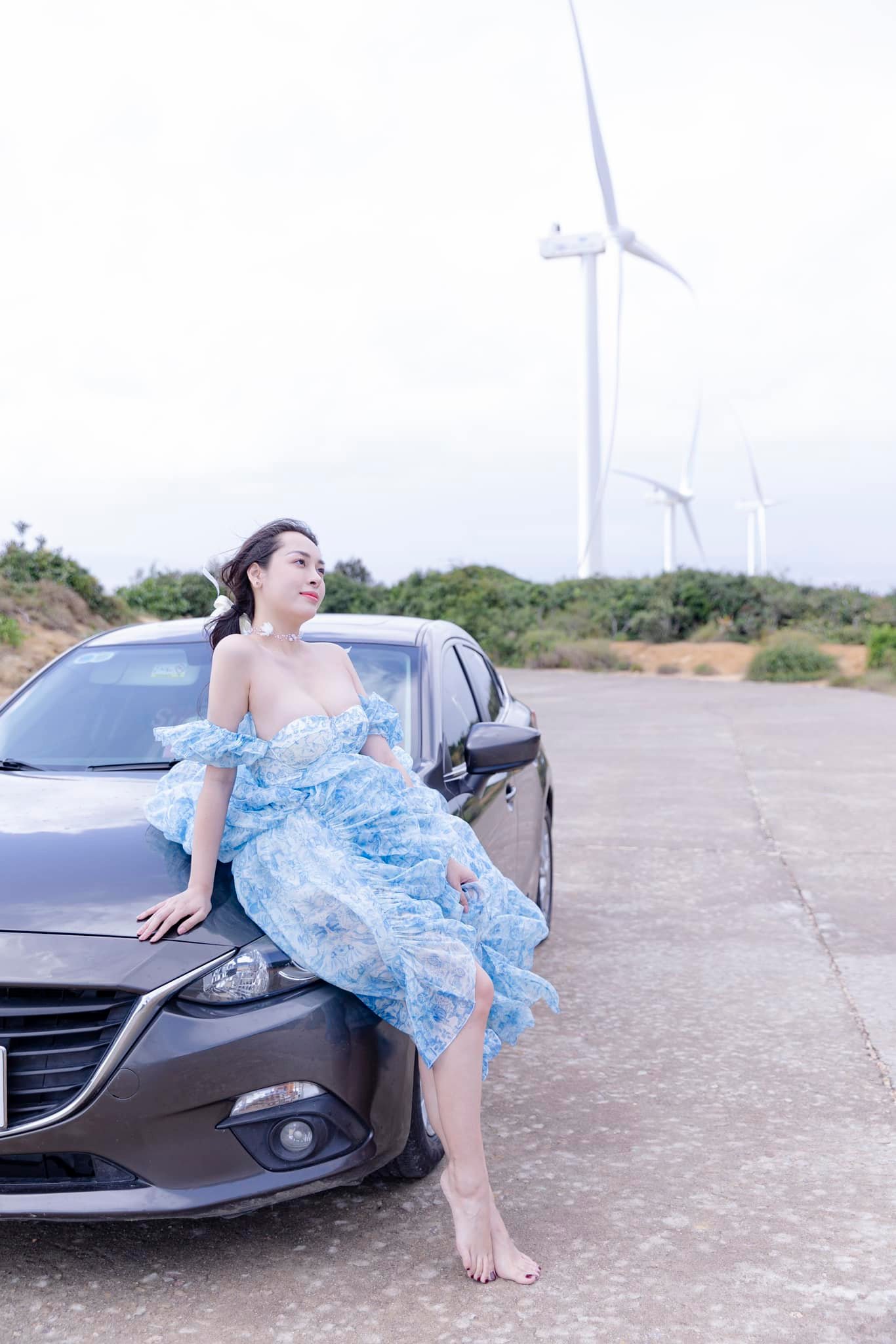 Chú ý ánh mắt và biểu cảm để thể hiện sự mơ mộng giữa không gian cánh đồng