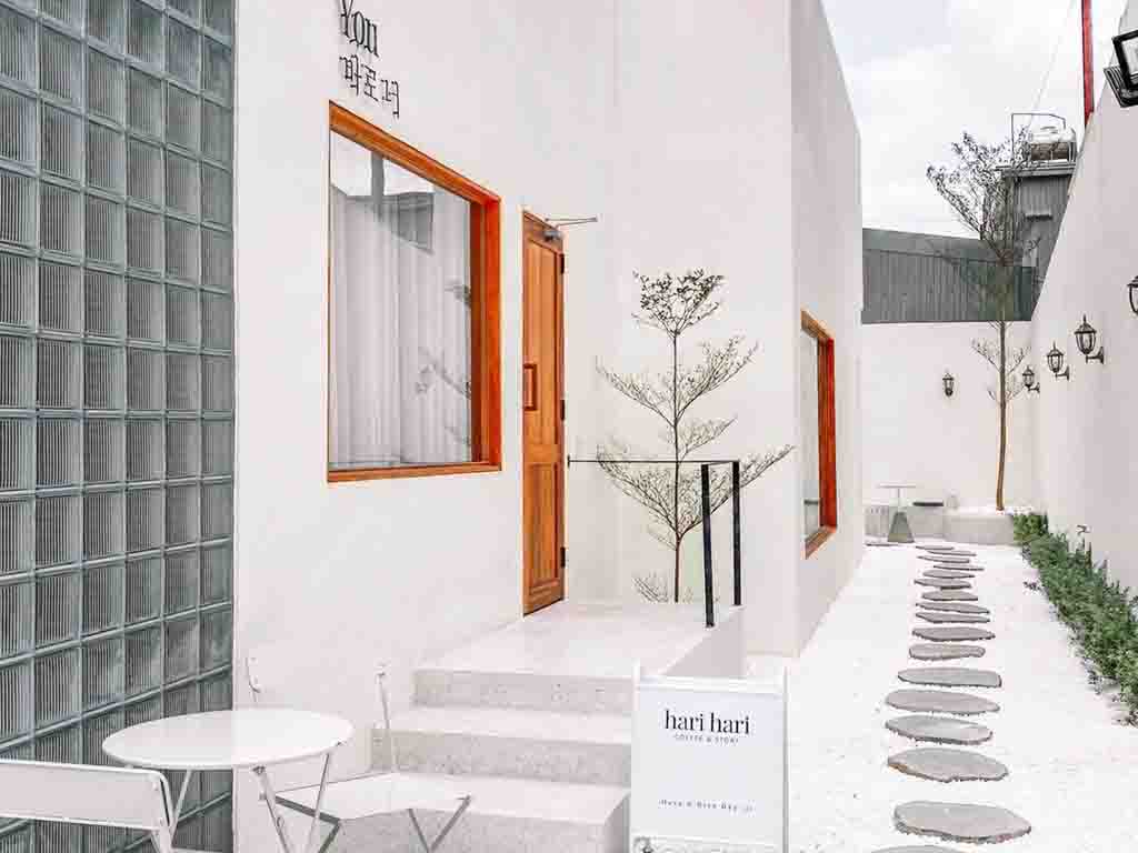 Hari Hari Coffee - quán cafe đẹp ở Quy Nhon - mang phong cách Hàn Quốc với thiết kế tối giản cùng gam màu trắng