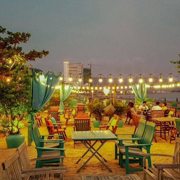 Với thiết kế châu Âu lãng mạn, tinh tế, Surf Bar là không gian lý tưởng cho các cặp đôi