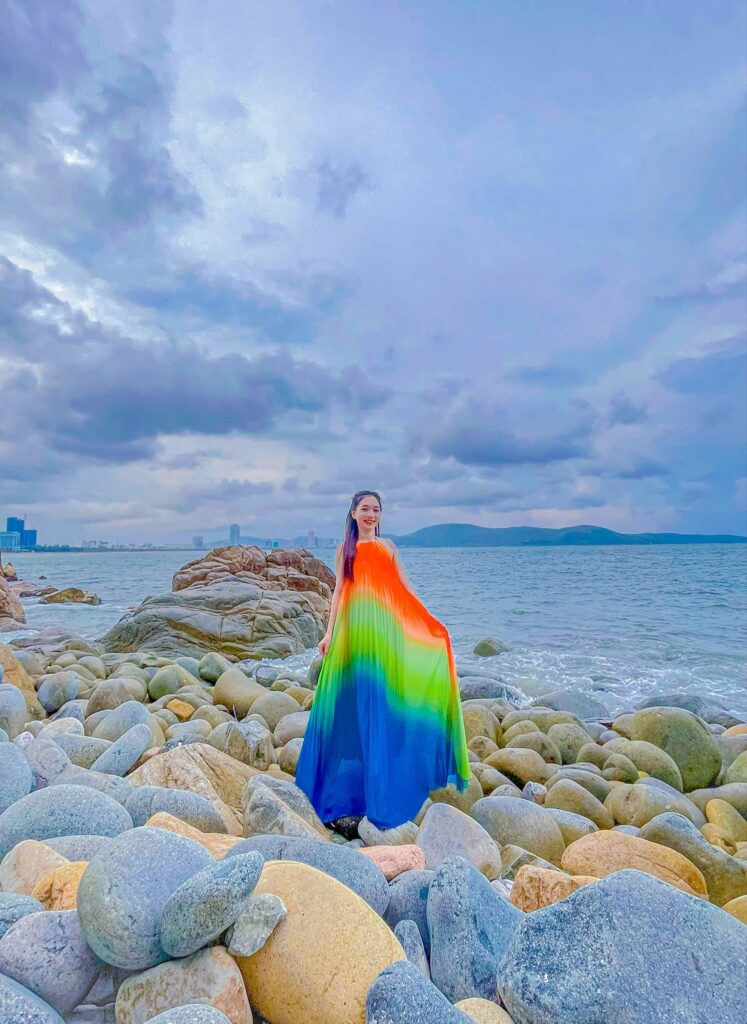 Tạo dáng tại Ghềnh Ráng Tiên Sa - Bãi tắm hoàng hậu