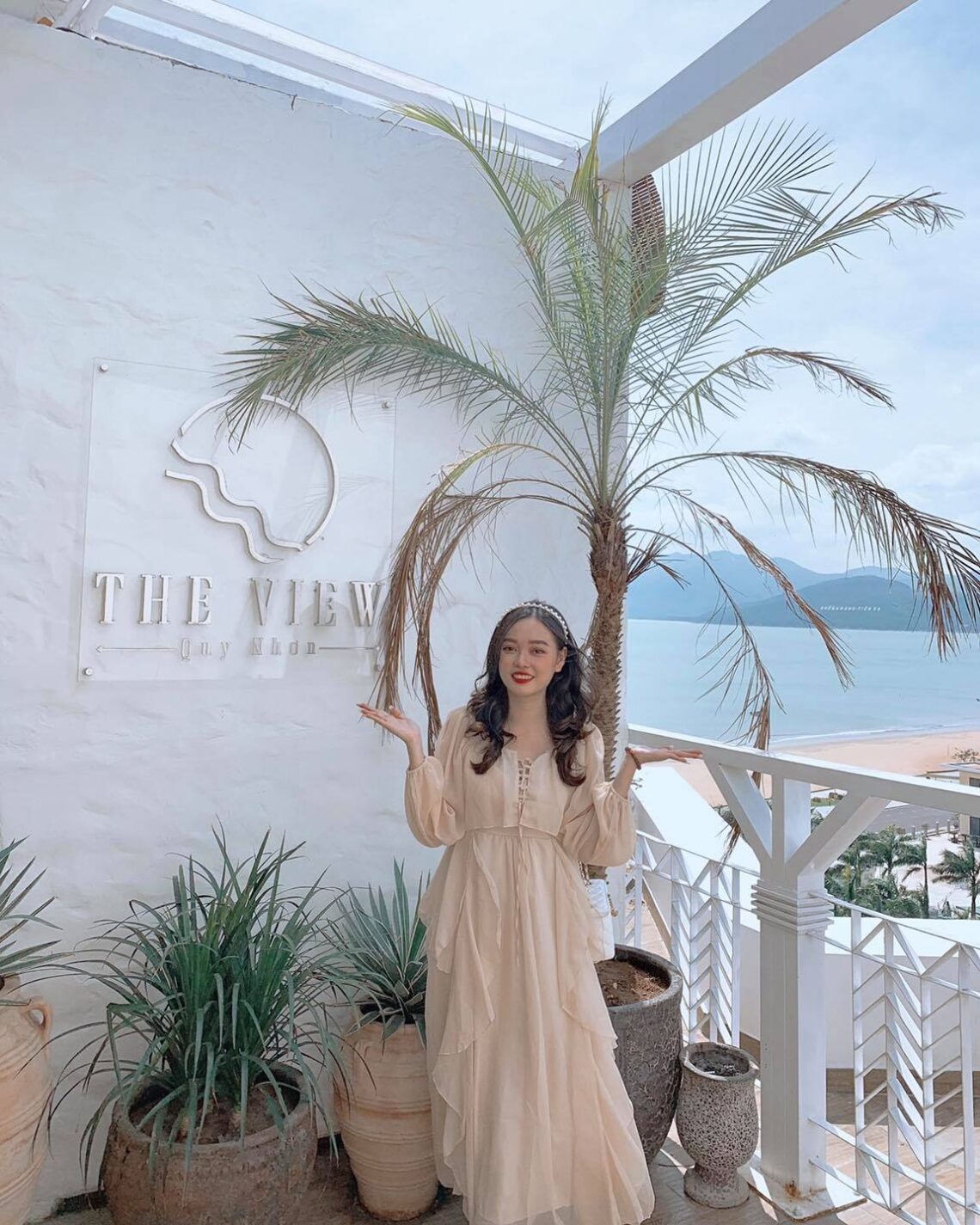 The View được biết đến với không gian Rooftop Lounge cùng tầm nhìn hướng biển thơ mộng