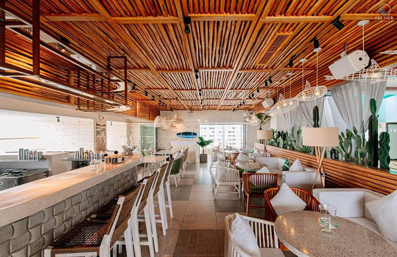 Thiết kế bên trong quán có sự kết hợp giữa tông trắng chủ đạo với nội thất mây tre tạo cảm giác gần gũi