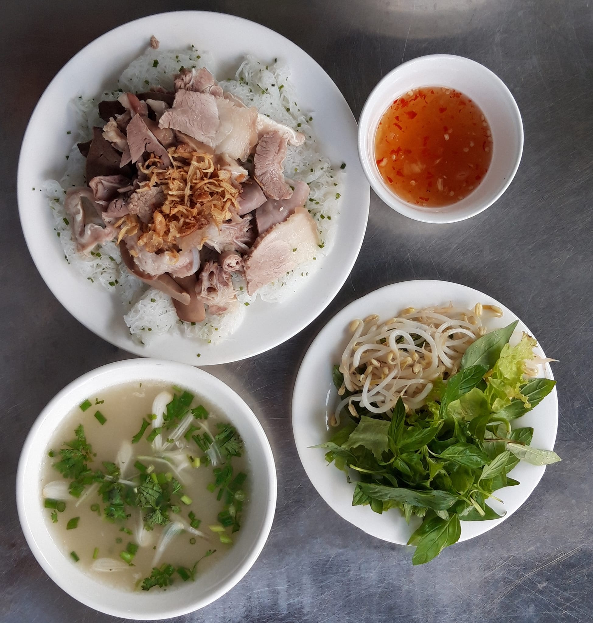 Bánh hỏi mềm mịn, cháo lòng đậm đà ăn kèm lòng heo dai ngon sừng sực