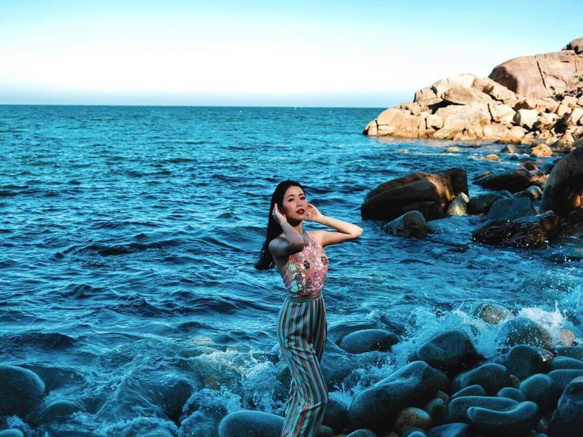 Chụp ảnh hoàng hôn tại bãi Trứng khu du lịch Ghềnh Ráng