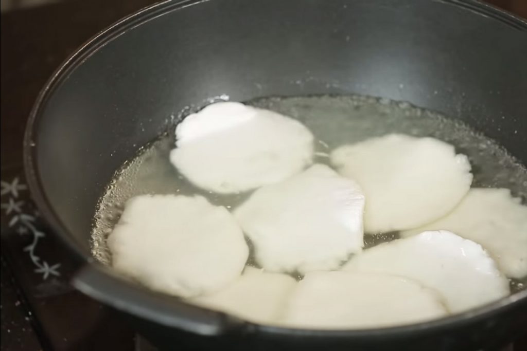 Chia bánh thành các miếng nhỏ để nấu