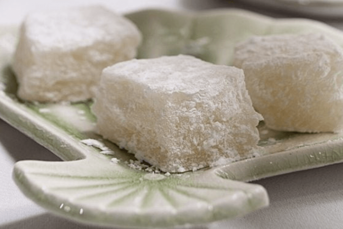 Để bánh nguội, sau đó cắt thành từng mảnh nhỏ vừa ăn