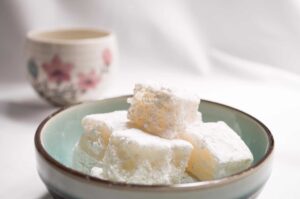 Bánh hồng có màu trắng ngà tự nhiên, đẹp mắt và hấp dẫn