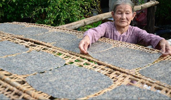 Bánh tráng dừa được phơi khô tự nhiên dưới nắng