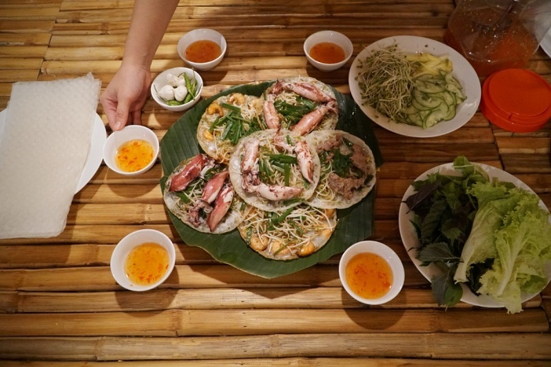 Bánh xèo tôm nhảy tại quán Anh Vũ được đánh giá có phần nhân đầy đặn