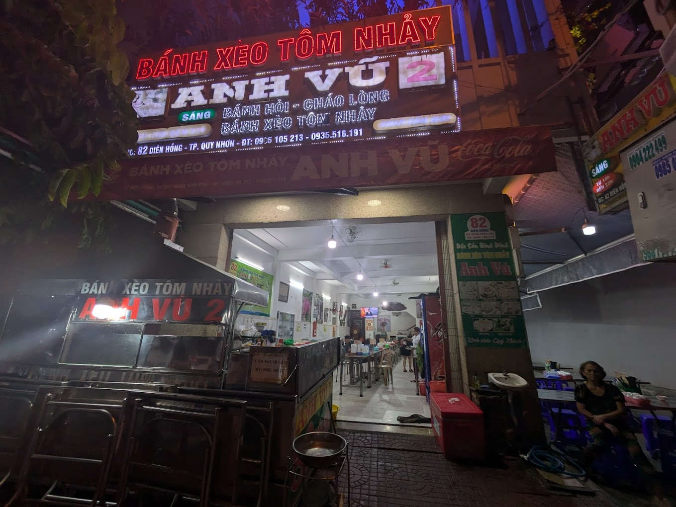 Không gian quán bánh xèo tôm nhảy Anh Vũ