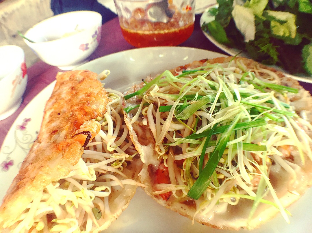 Bánh xèo thơm ngon nóng hổi được phục vụ nhanh chóng