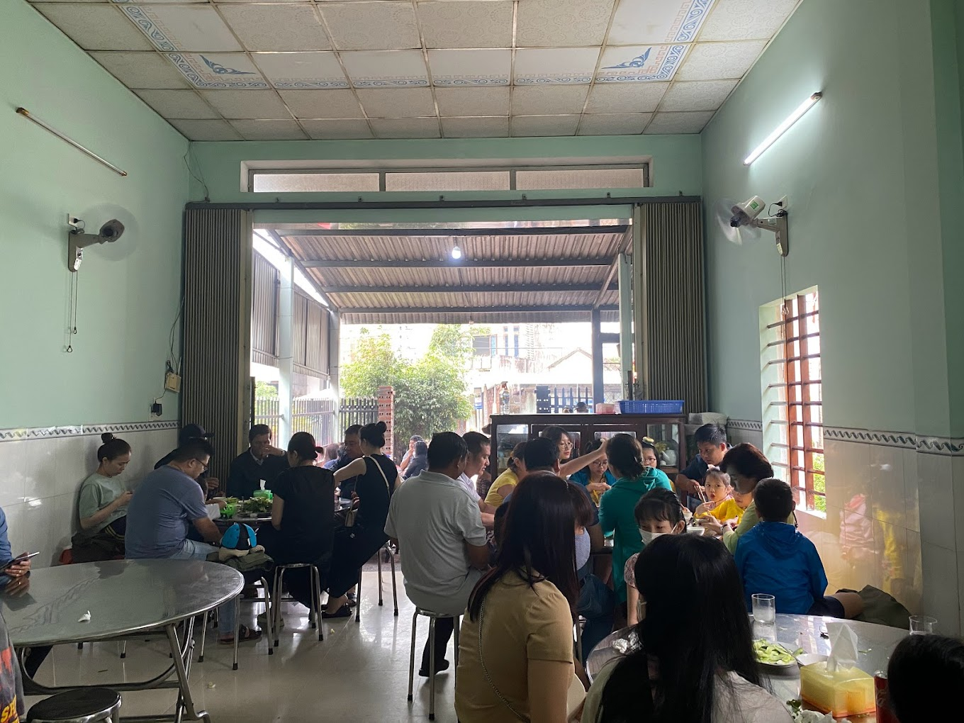 Không gian quán bánh xèo Bà Năm Nam Cang