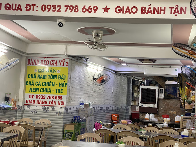 Không gian quán bánh xèo tôm nhảy Anh Vũ