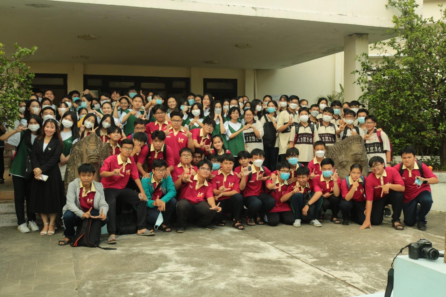 Các em học sinh tham quan và tìm hiểu về văn hóa, lịch sử Bình Định tại bảo tàng