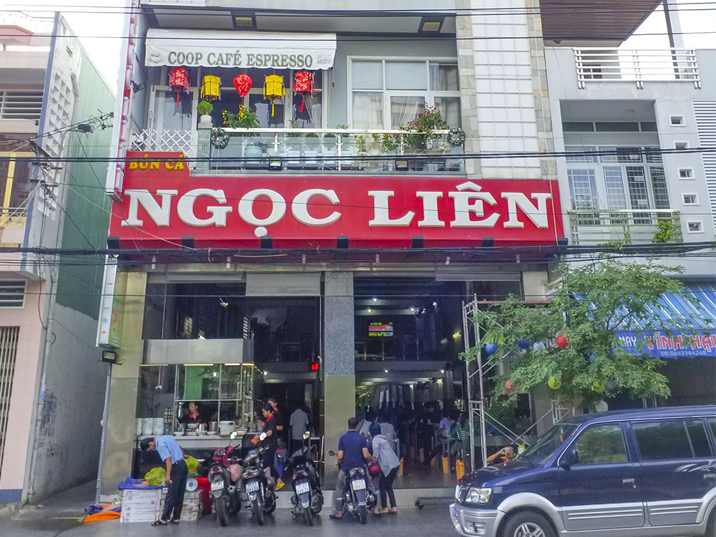 Không gian rộng rãi, sạch sẽ, tạo cảm giác dễ chịu cho thực khách
