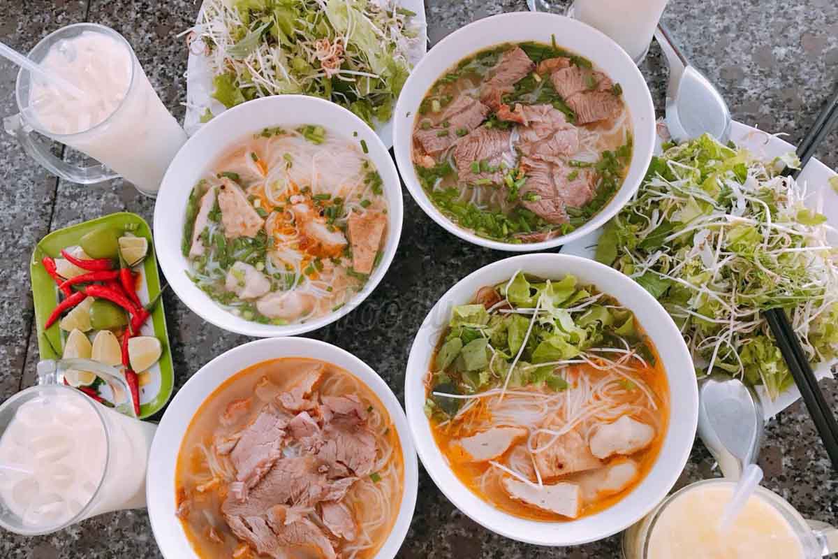 Quán khá nhỏ nhưng sạch sẽ, phục vụ tận tâm