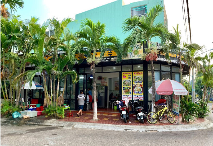 Bún rạm Mỹ Hạnh phục vụ thực khách chu đáo trong không gian thoải mái