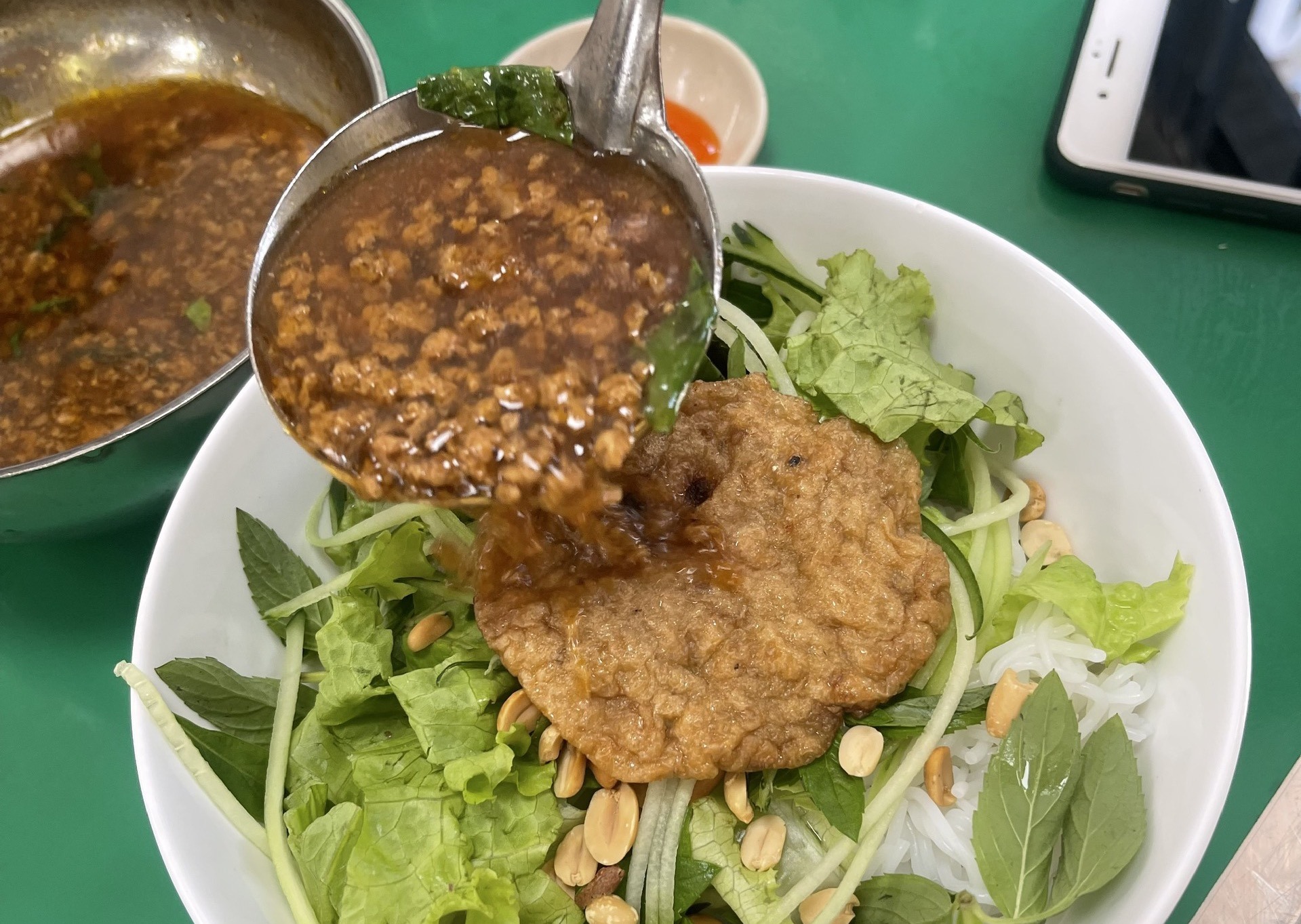 Bún tôm rạm Quy Nhơn Cô Mười với topping hấp dẫn