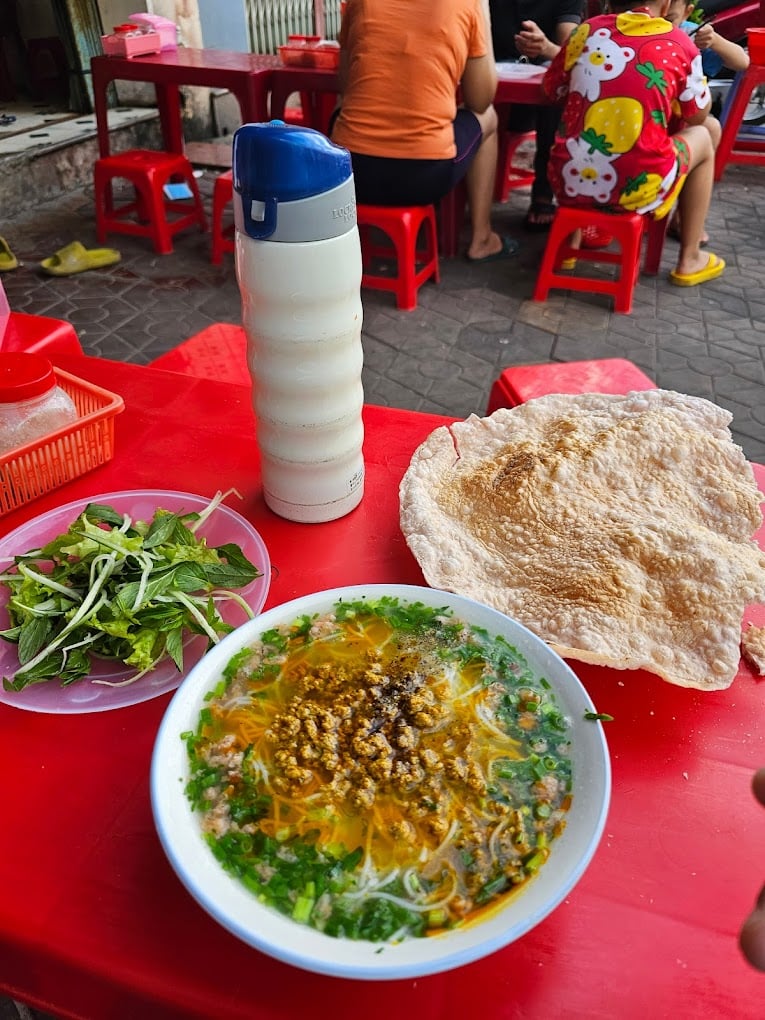 Quy Nhơn 98 Tô Hiến Thành có không gian quán thoáng đãng, sạch sẽ, bún có hương vị thơm ngon