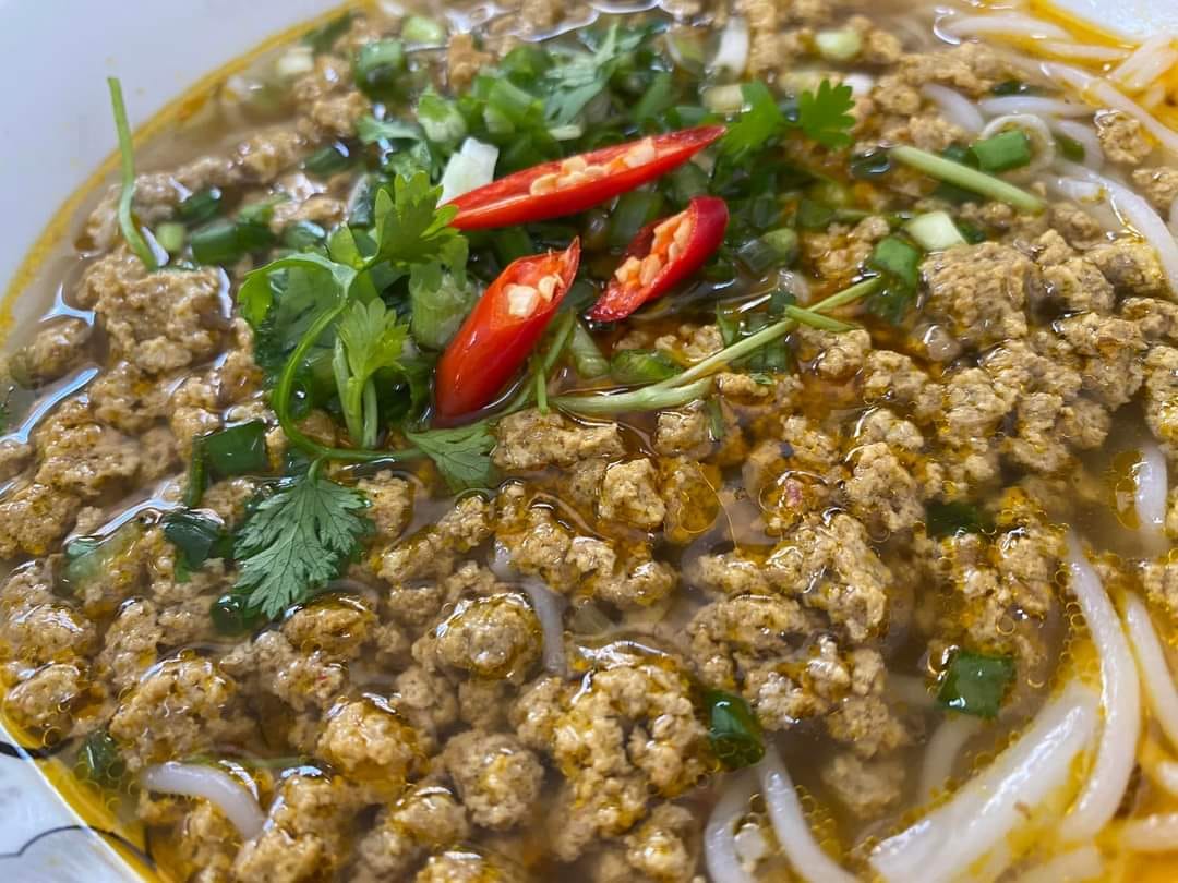 Tô bún rạm Quy Nhơn đậm vị, suất ăn đầy đặn