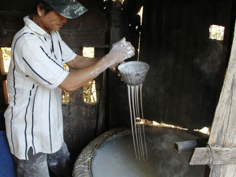 Cho bột vào thư giãn, bún ở nhiệt độ cao