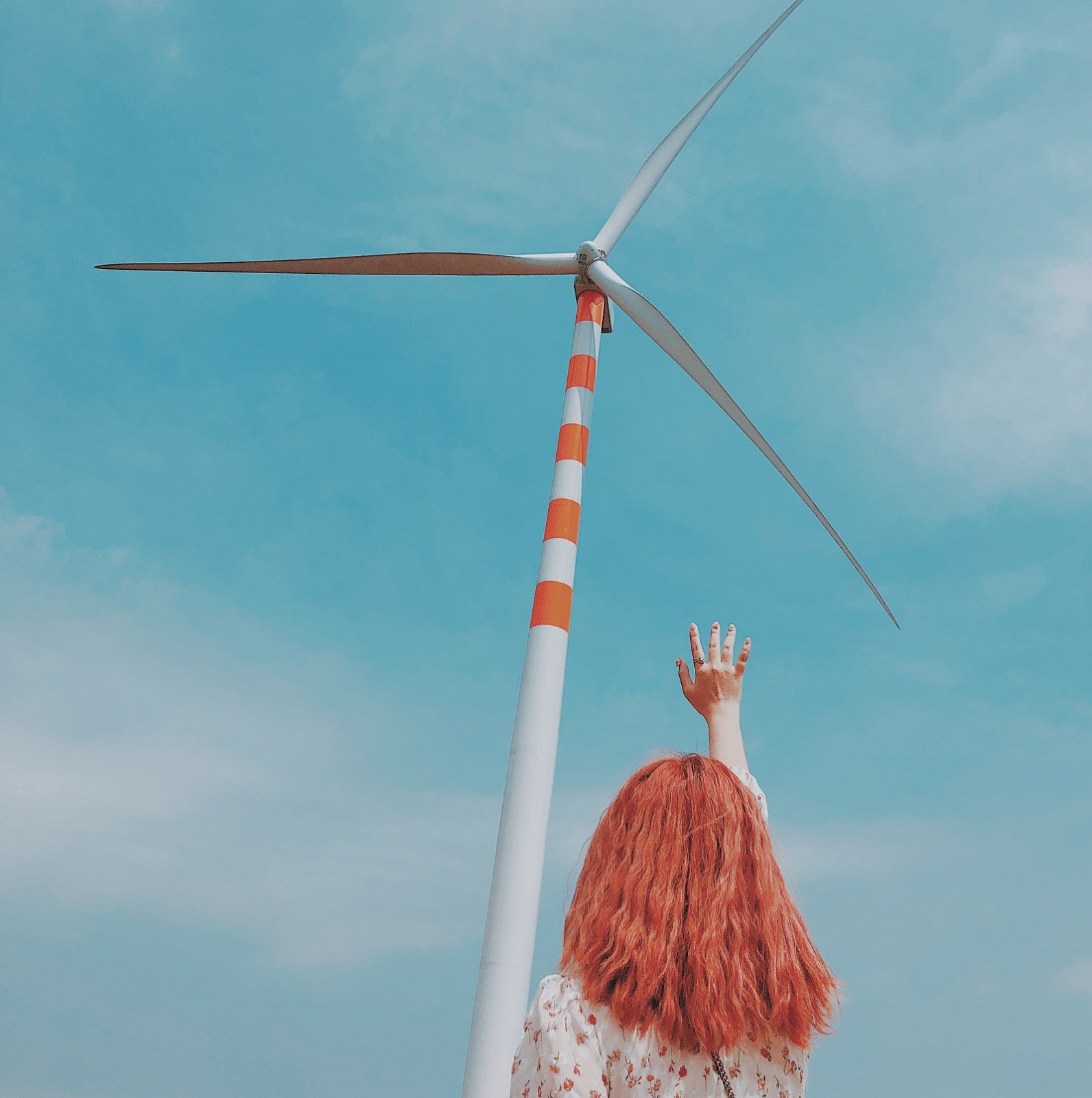 Bạn có thể chạy, nhảy hoặc tạo dáng tự do về phía quạt gió