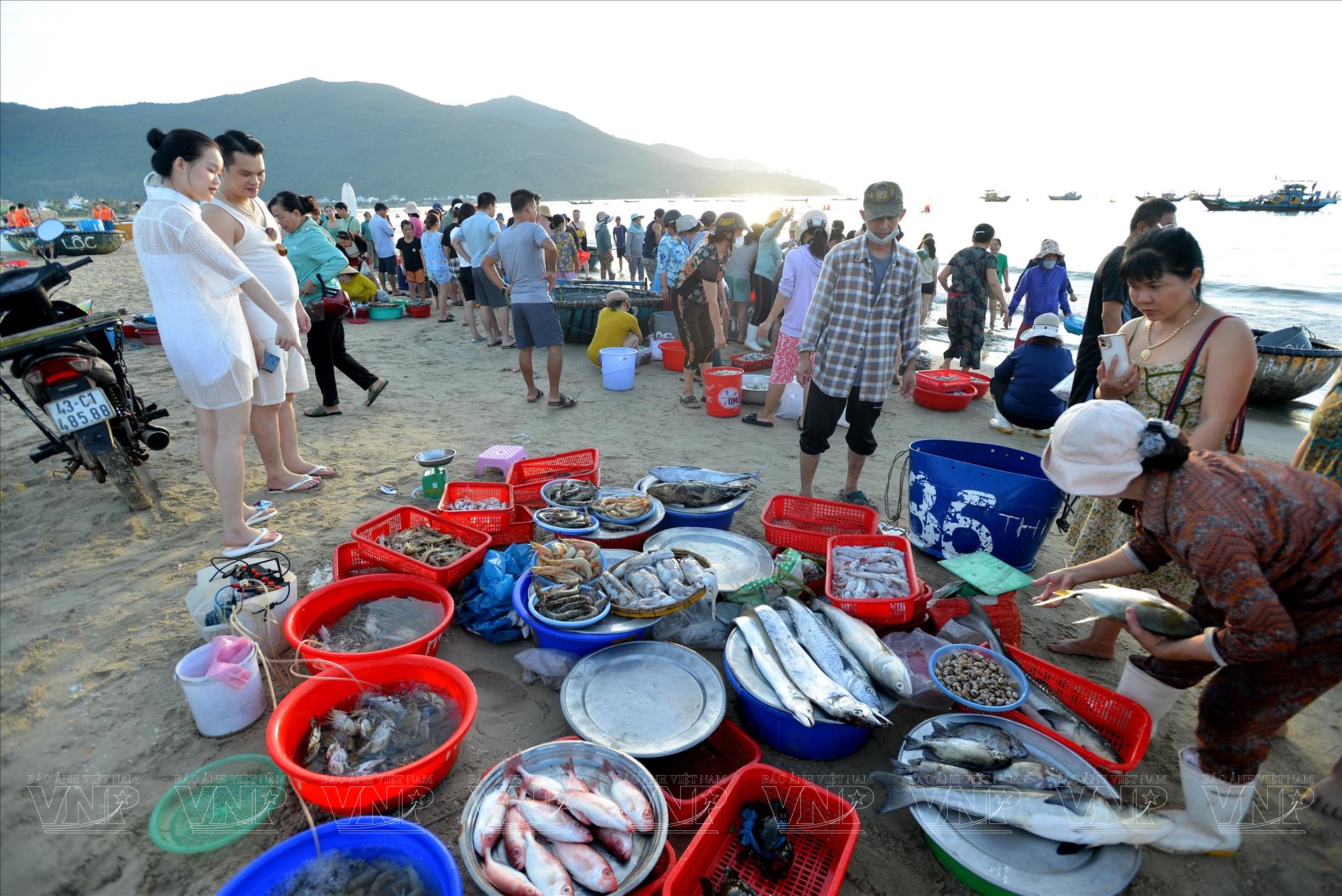 Chợ Bãi Xếp mang đậm hoàng hoàng và mộc mạc của một làng chài ven biển