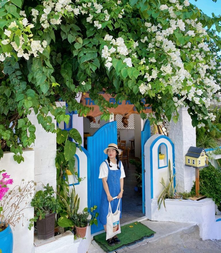 Mỗi ngóc ngách trên con đường đá xanh là một tác phẩm nghệ thuật sống động