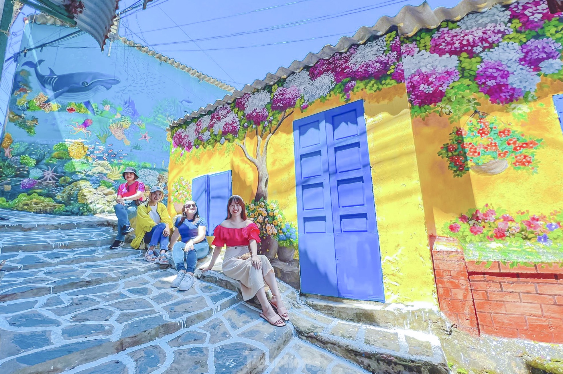 Mỗi ngóc ngách trên con đường đá xanh là một tác phẩm nghệ thuật sống động