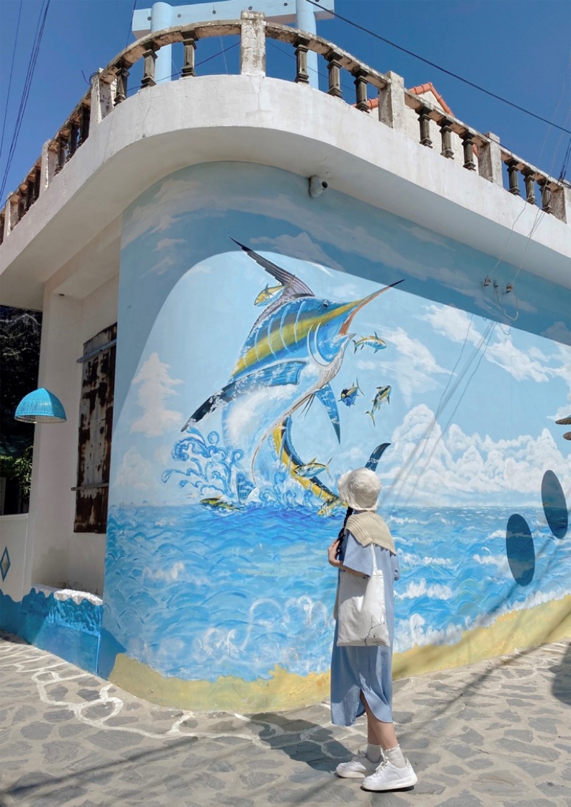 Check-in cùng bức tranh cá kiếm khổng lồ trên Con đường bích họa Quy Nhơn