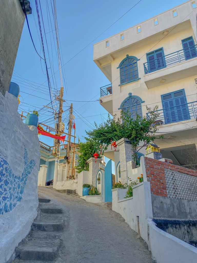 Mang theo giày, dép chống trước để đi trên những con đường dốc