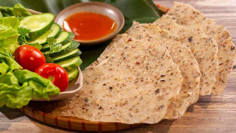 Món bánh tráng này có độ mềm dẻo, dễ dàng mang về làm quà