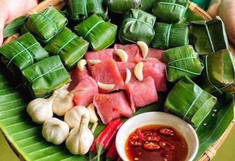 Bạn có thể ghé thăm các cửa hàng bán đặc sản Quy Nhơn Bình Định làm quà nổi tiếng như Năm Thu, Ngọc Hùng, Bốn Tạo để mua nem chua chợ Huyện