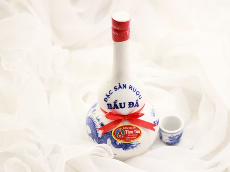 Rượu Bàu Đá và rượu Mũi Rồng là đặc sản Quy Nhơn Bình Định làm quà nổi tiếng với hương vị thơm nồng