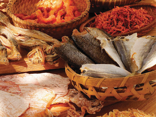 Khi mua hải sản khô, bạn nên lựa chọn những sản phẩm có màu sắc tự nhiên, không có mùi lạ và được đóng gói kỹ càng