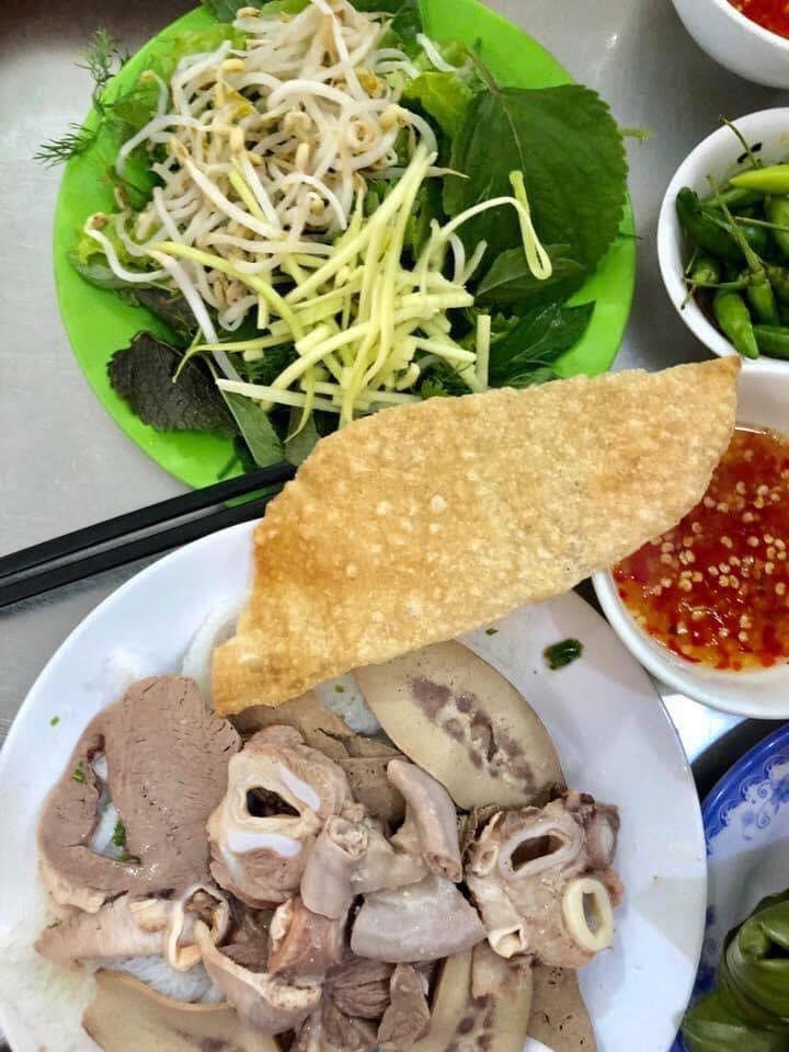 Lòng heo được chế biến kỹ càng, đảm bảo độ mềm ngọt vừa miệng