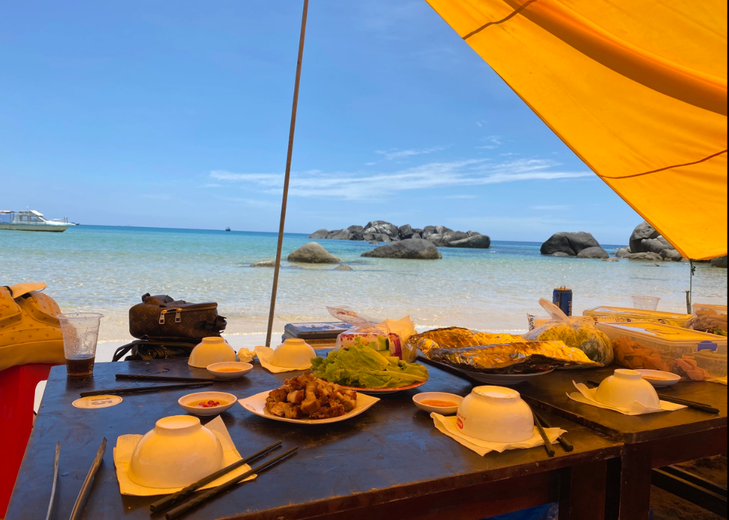 Thưởng thức hải sản tươi ngon ngay trên bãi biển Đề Gi