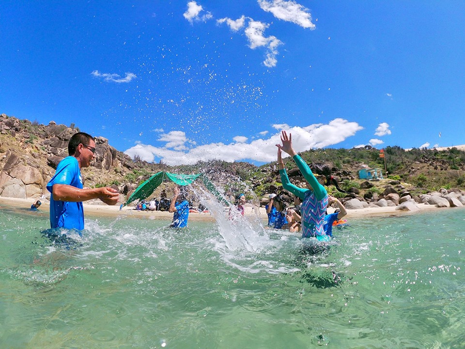 Tắm biển là hoạt động được nhiều người ưa thích