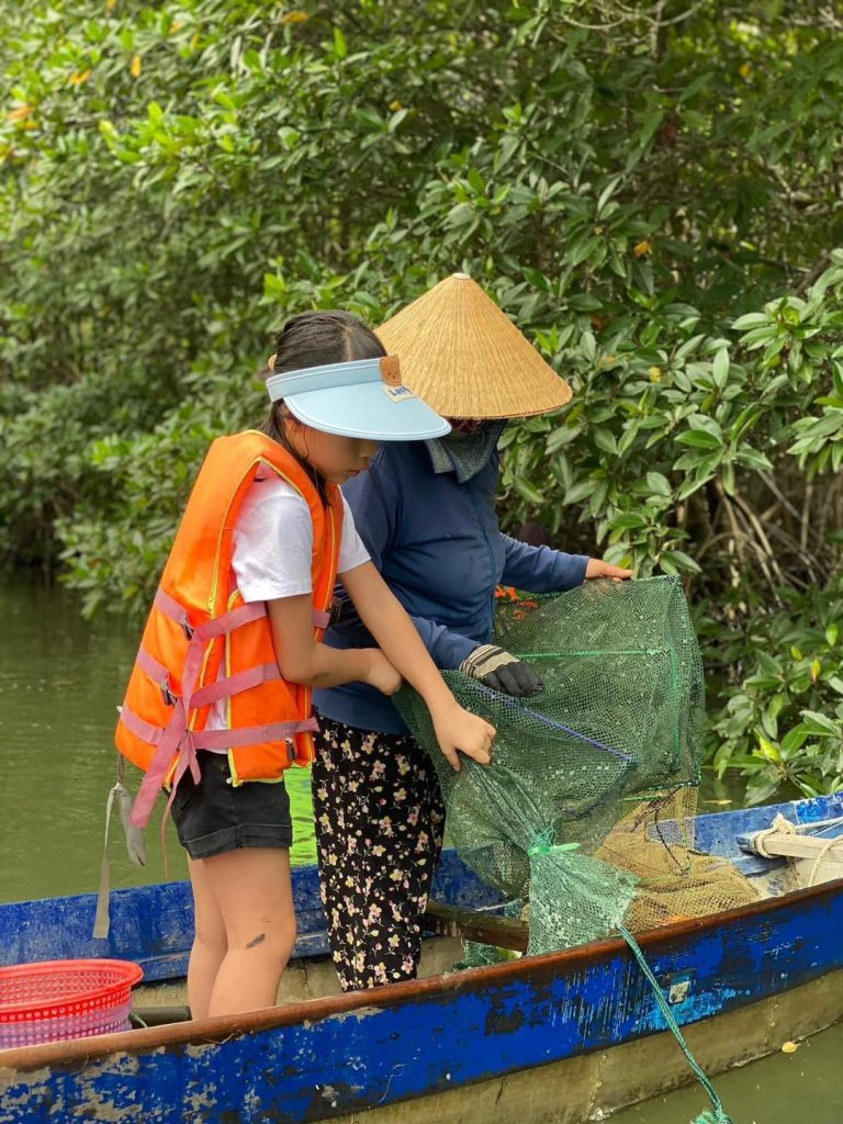 Trải nghiệm bắt cua, ba khía 