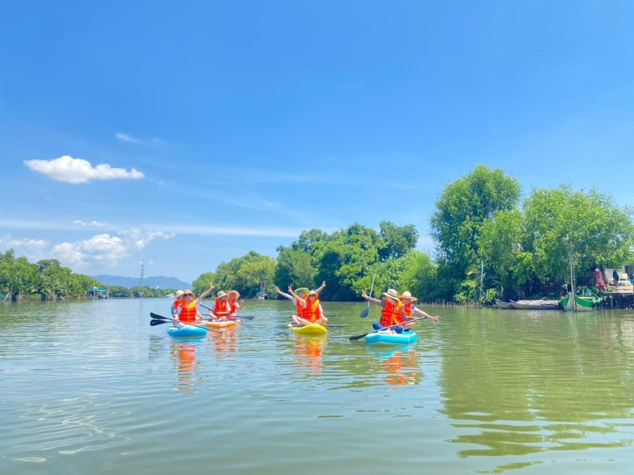 Mặc áo phao trong suốt quá trình chèo thuyền để đảm bảo an toàn
