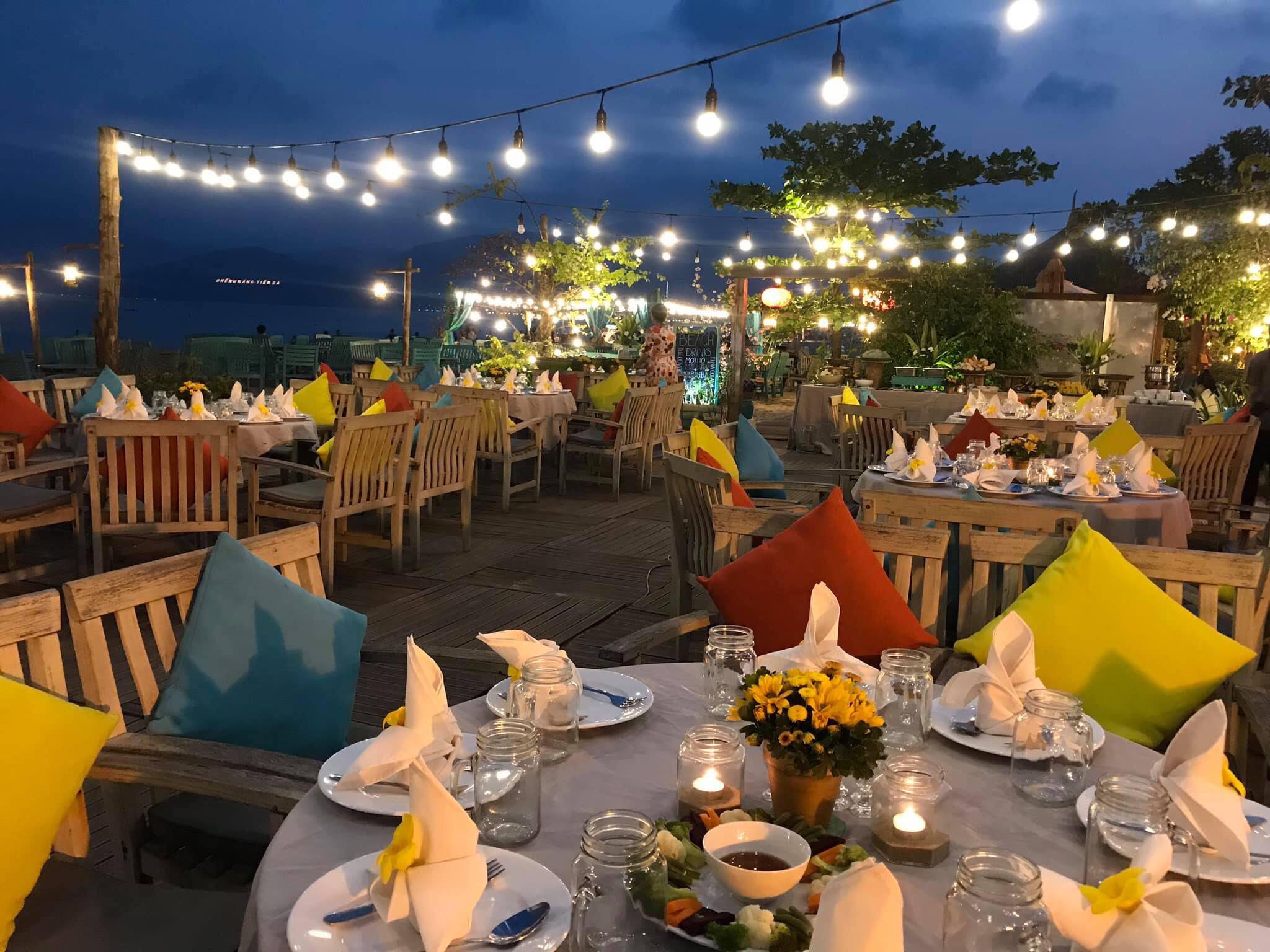 Khung cảnh lung linh, ấm áp bên bờ biển