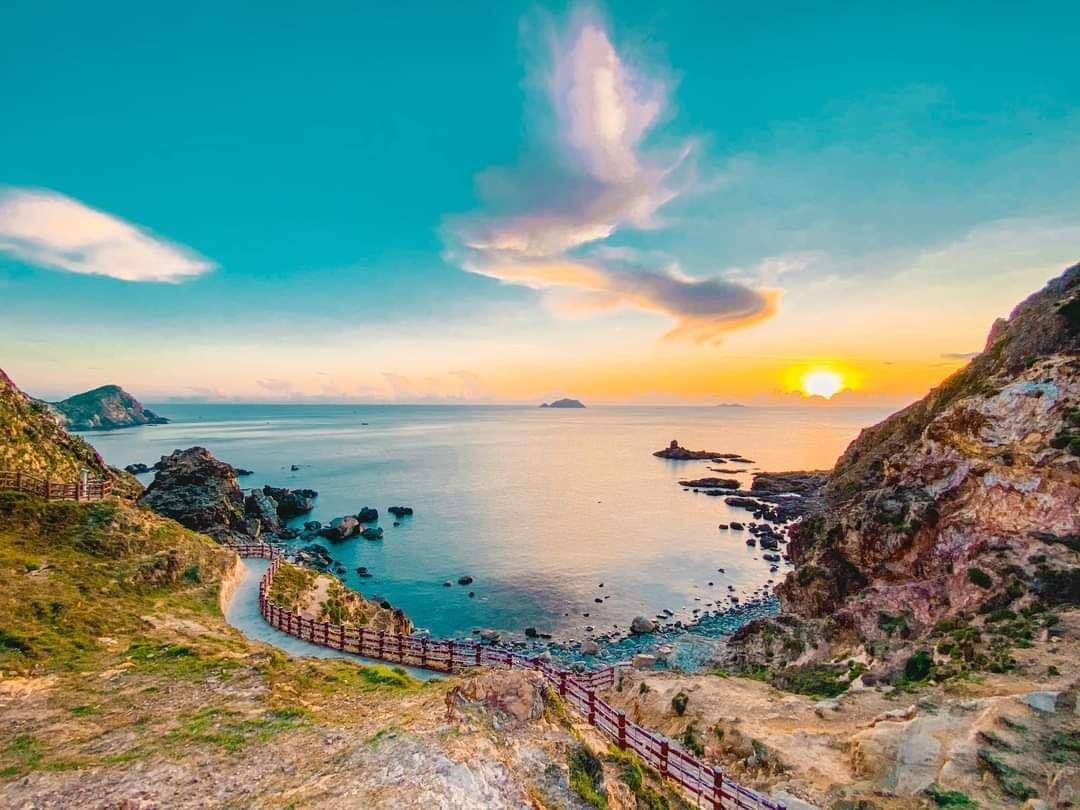 Ngắm hoàng hôn trên biển