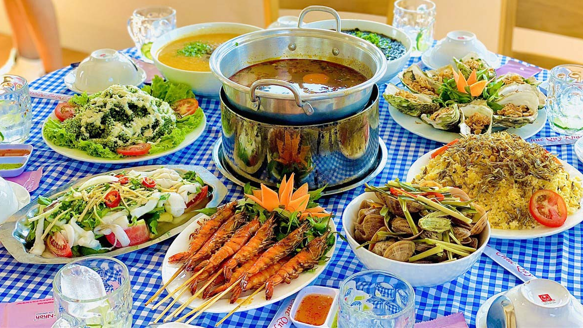 Đừng quên thưởng thức hải sản tươi mới ở các nhà hàng trên biển