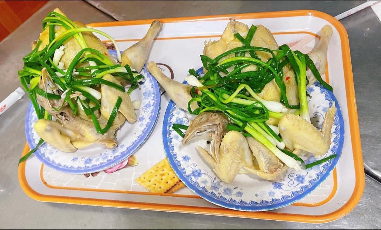 Thịt gà tại đây dai ngon, thấm đẫm gia vị