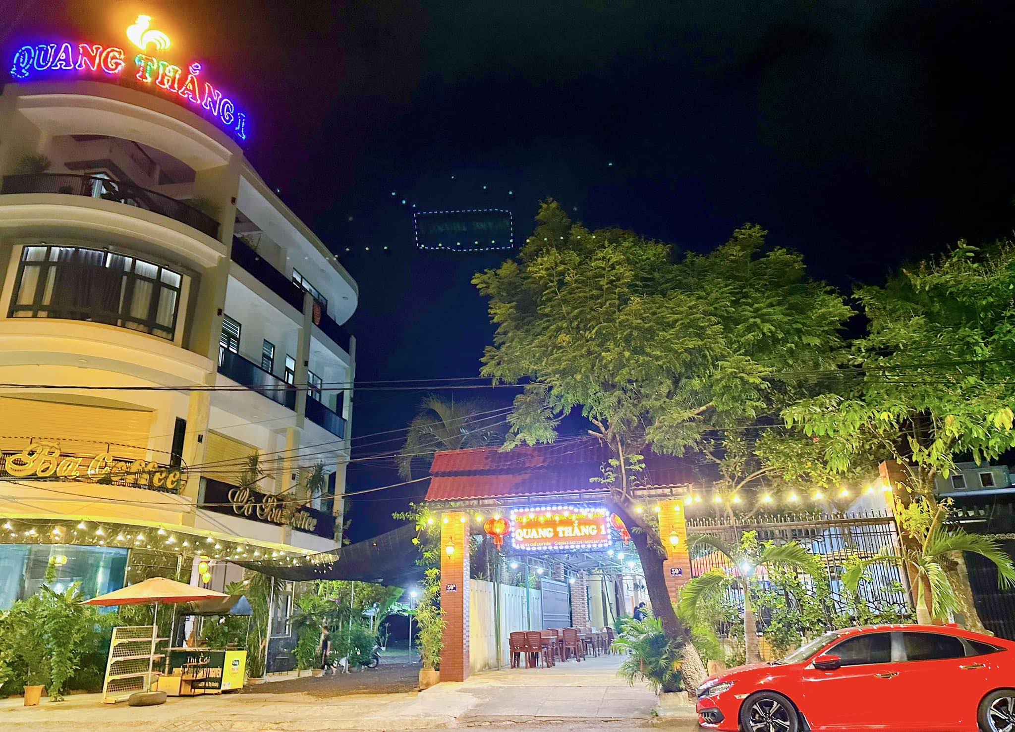 Quán gà chỉ Quy Nhơn Quang Thắng có không gian thoáng mát, rộng rãi với hạt cây xanh