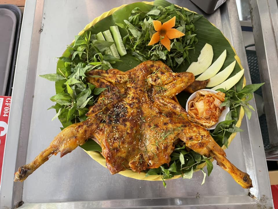 Đồng Quê Quán nổi bật với món gà chỉ đậm đà và không gian thoải mái