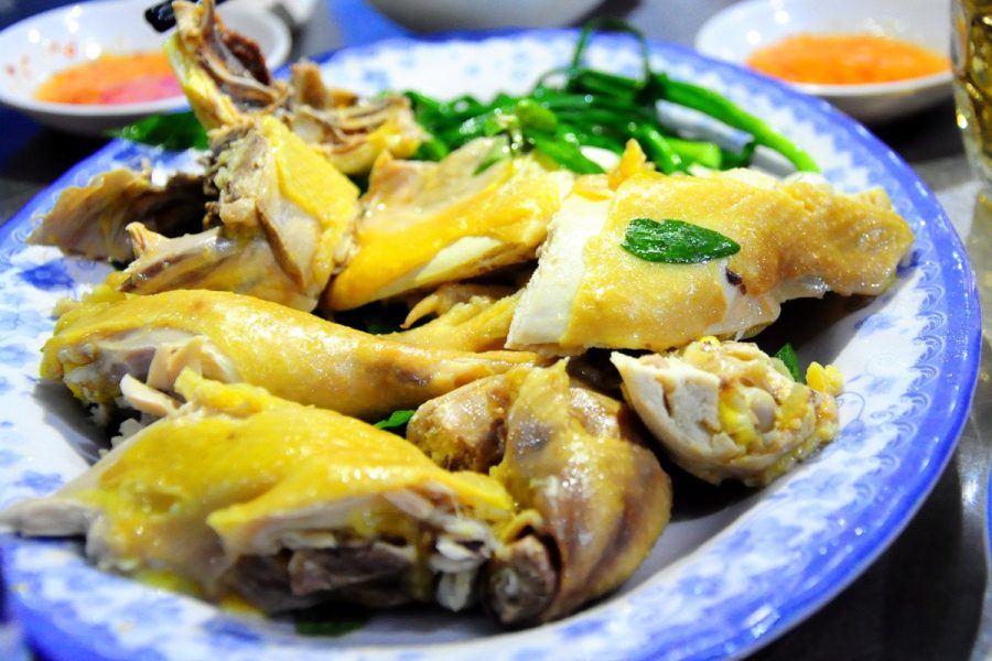 Quán Hữu Lai nổi bật với món gà chỉ ngon, không gian vườn thoáng đãng và dễ chịu